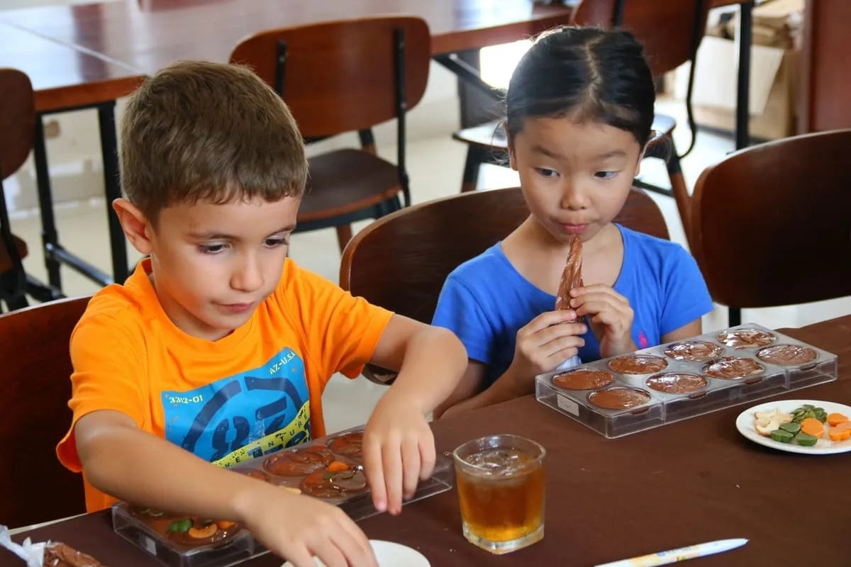 Vietnam cacao workshop with kids 2