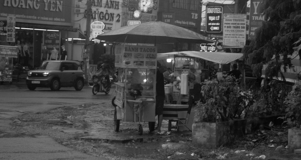 Da Lat night market street food stall at night