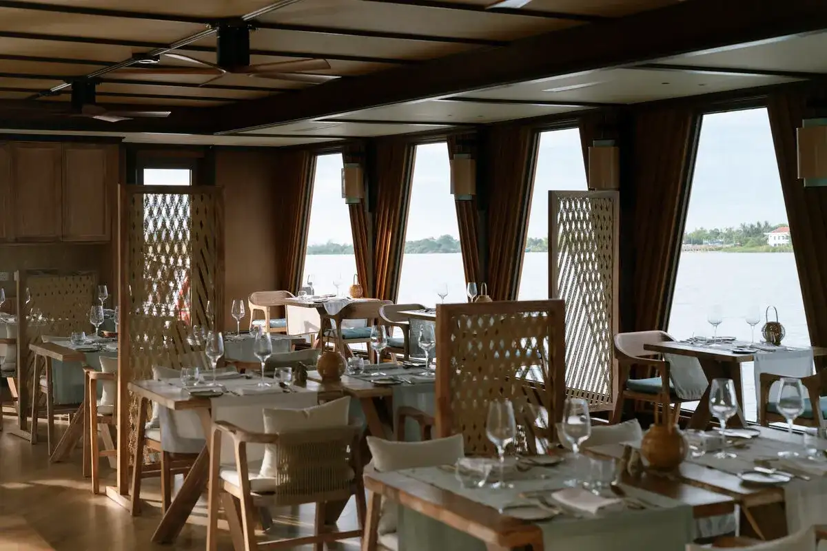 cruise dining room river view