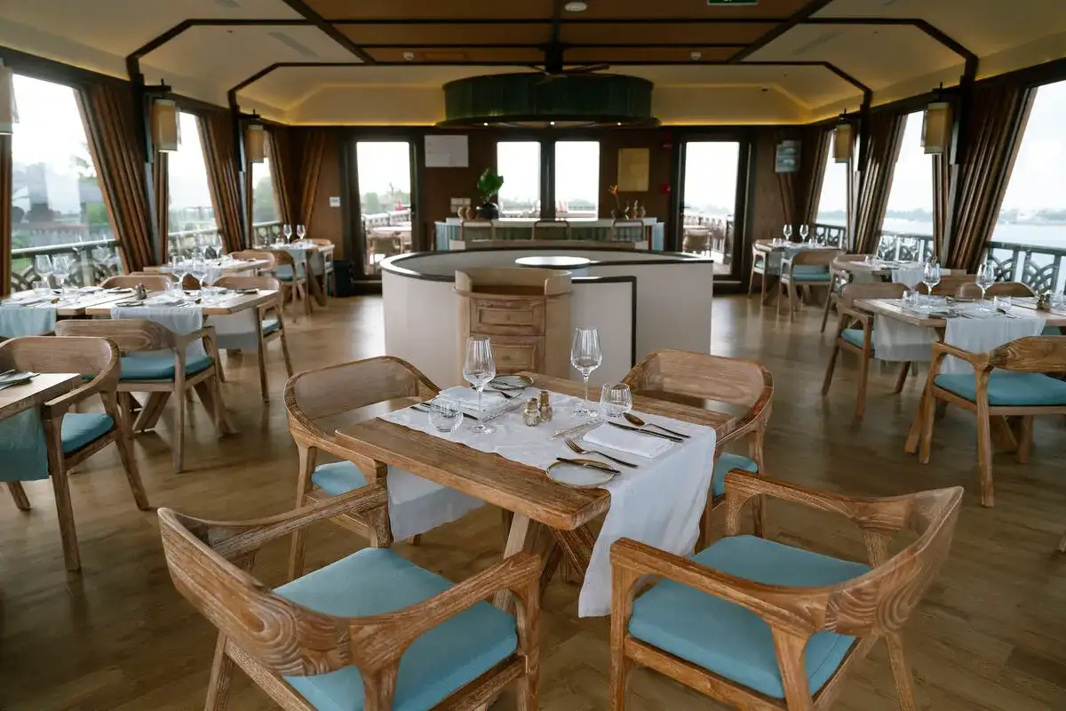 cruise ship restaurant dining room