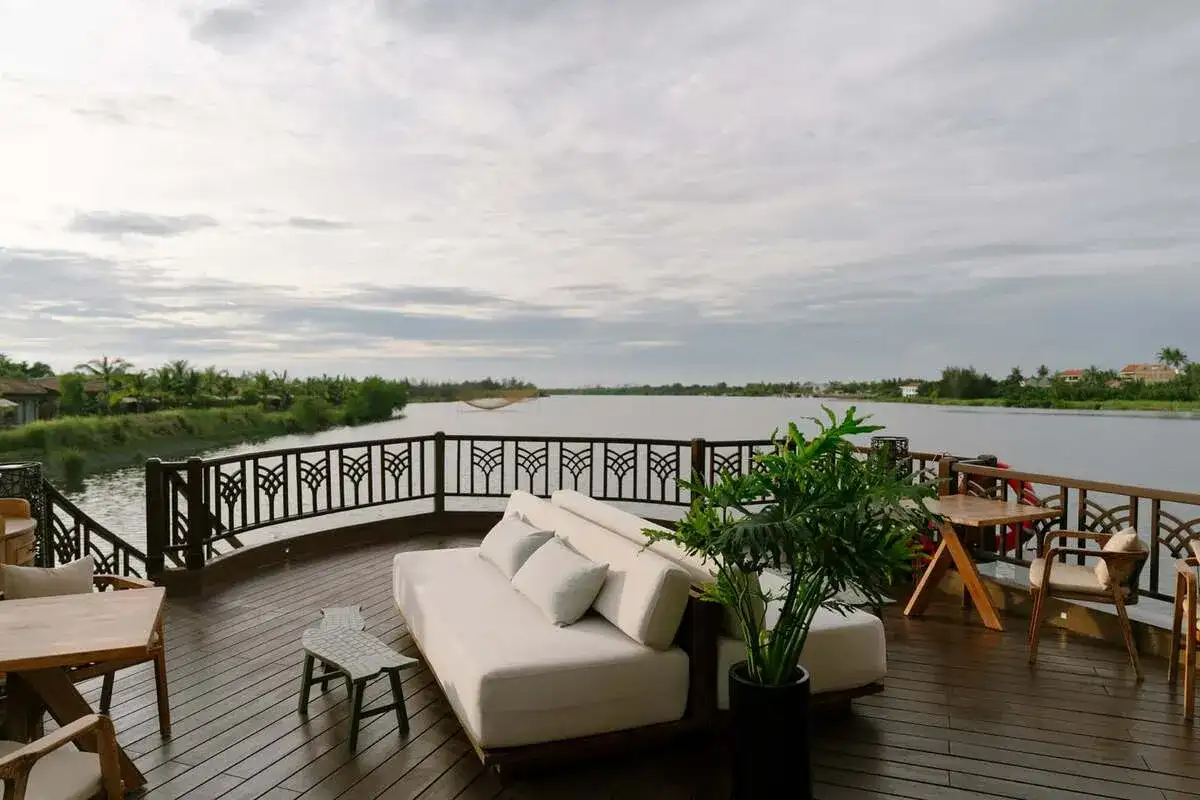 river cruise sundeck lounge