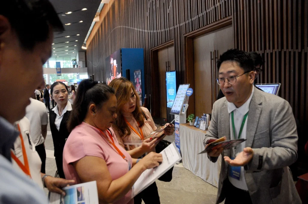 Travel businesses discuss tourism products at a Da Nang tourism festival