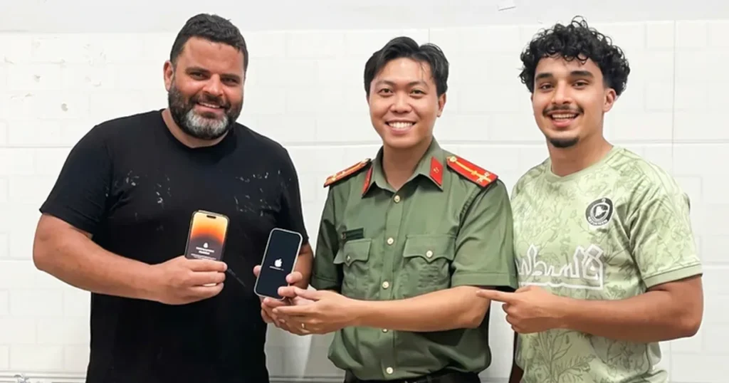A police officer stands with two tourists.