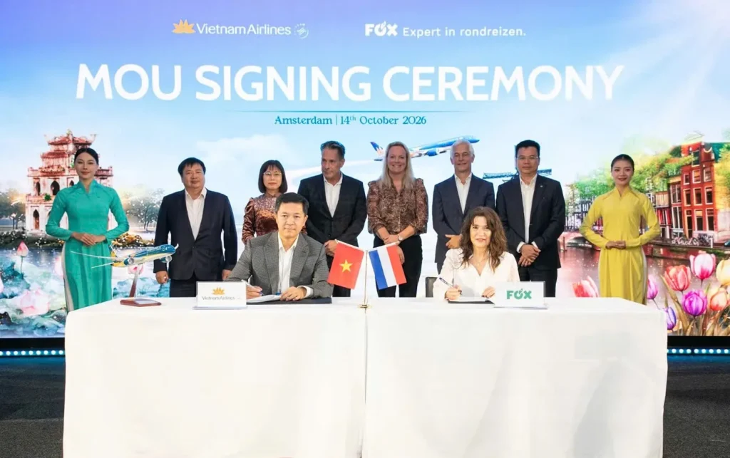Vietnam Airlines and Fox Reizen representatives sign an MoU in Amsterdam.