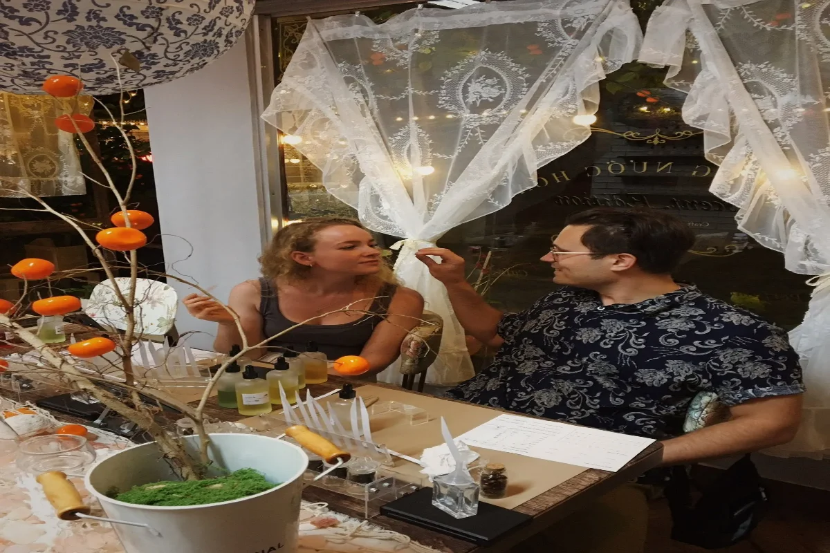 Guests enjoying the relaxed atmosphere at the perfume workshop